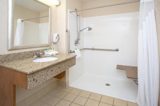Holiday Inn Express Hotel & Suites Torrington By Ihg Exterior photo